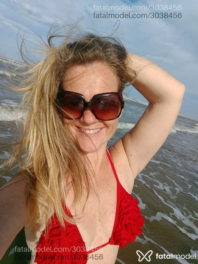 Acompanhante mulher loira (o) de olhos verdes - Tiane