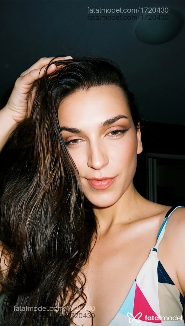 Acompanhante mulher trans morena (o) de olhos castanhos - Lua