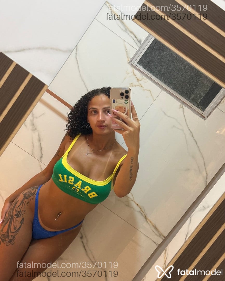 Acompanhante mulher trans loira (o) de olhos verdes - Dani Calop