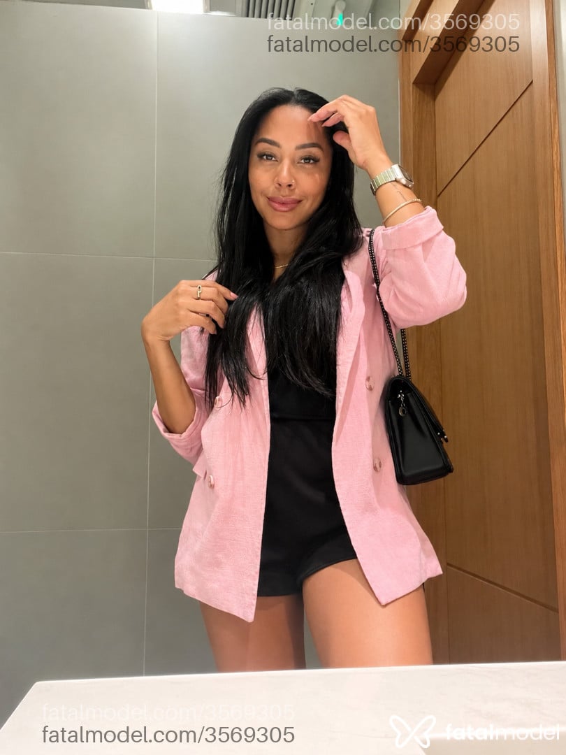 Acompanhante mulher com cabelo castanho de olhos castanhos - Valentina
