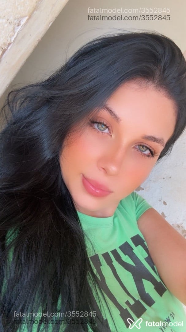 Acompanhante mulher morena (o) de olhos verdes - Penélope