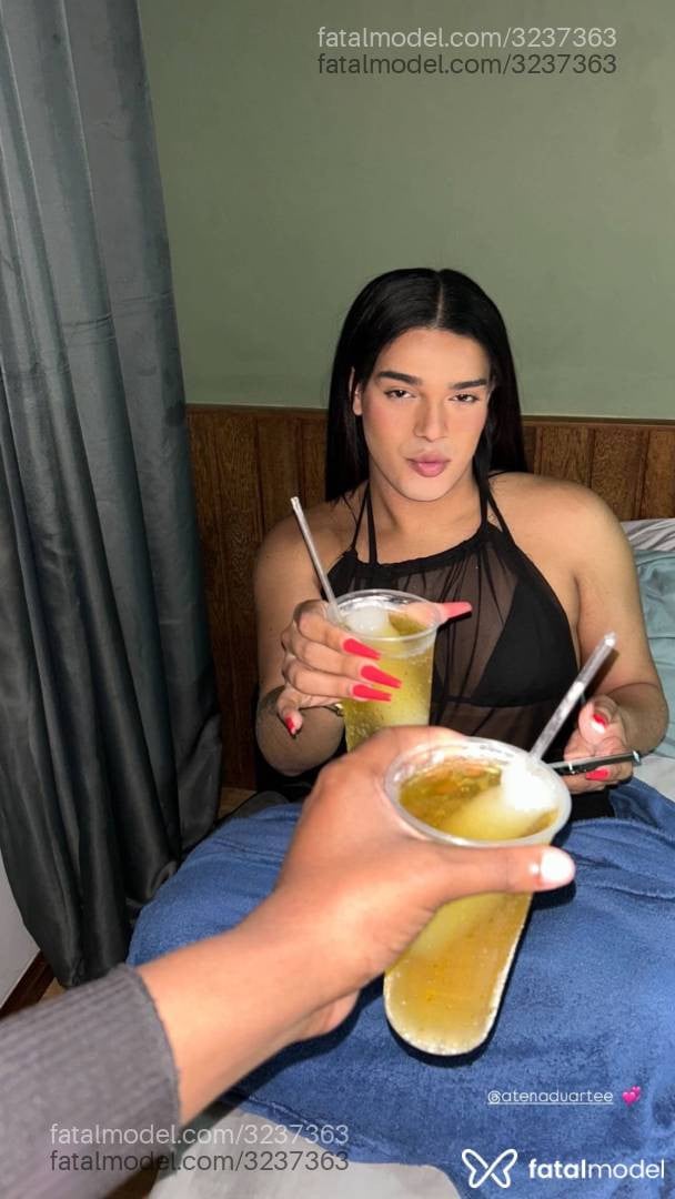 Acompanhante mulher trans morena (o) de olhos castanhos - Atena