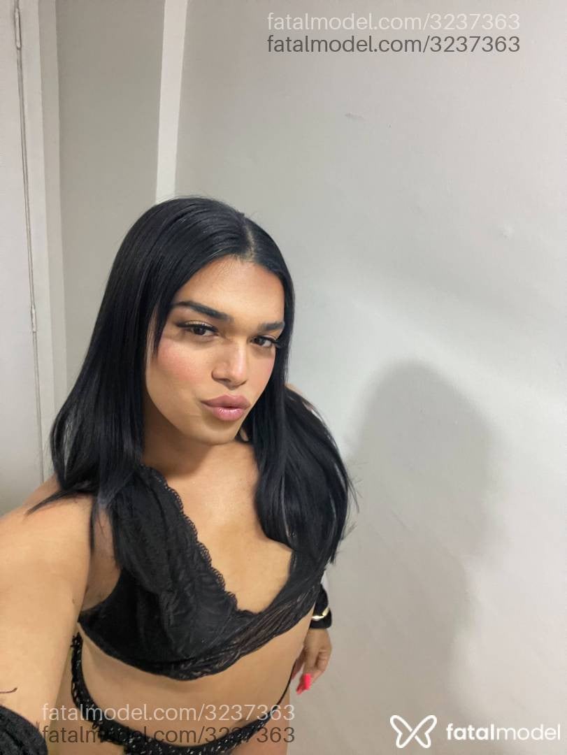 Acompanhante mulher trans morena (o) de olhos castanhos - Atena