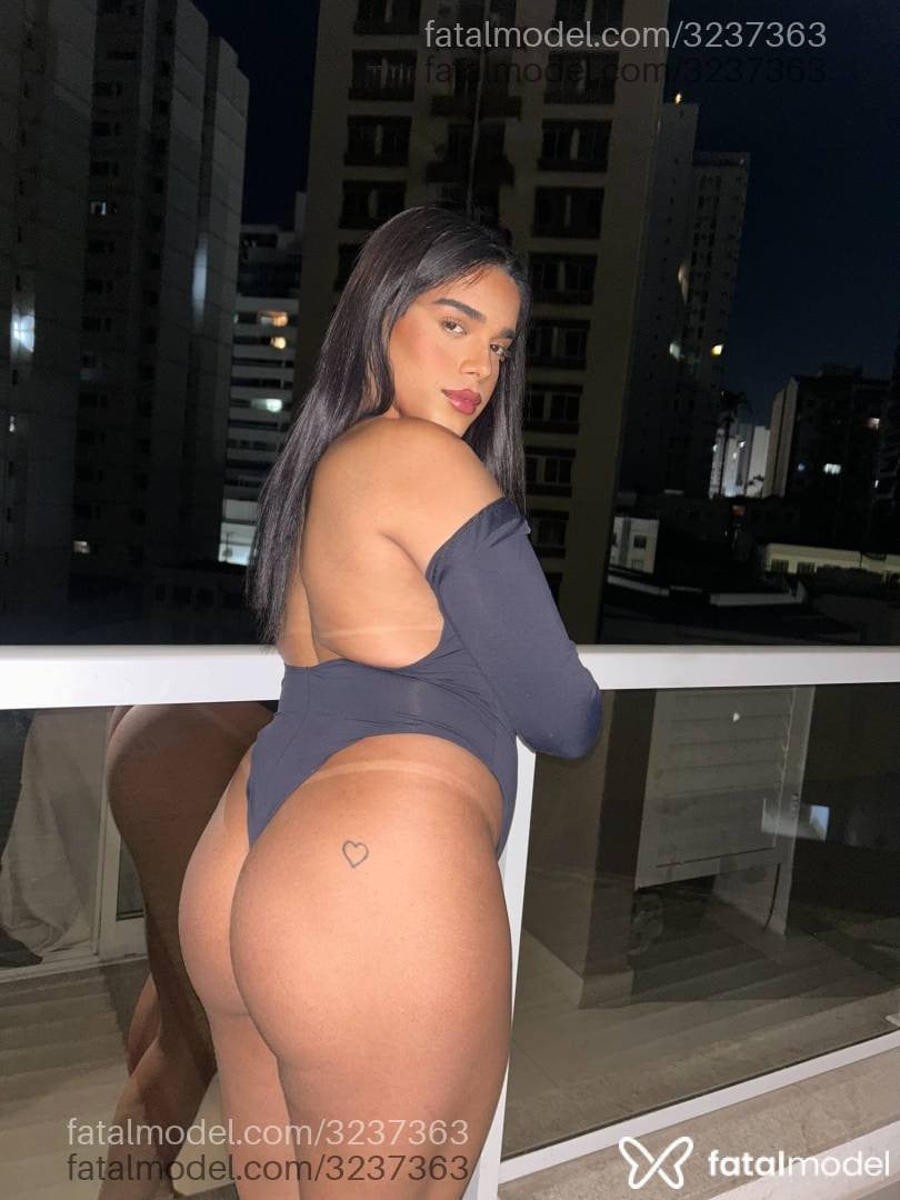Acompanhante mulher trans morena (o) de olhos castanhos - Atena