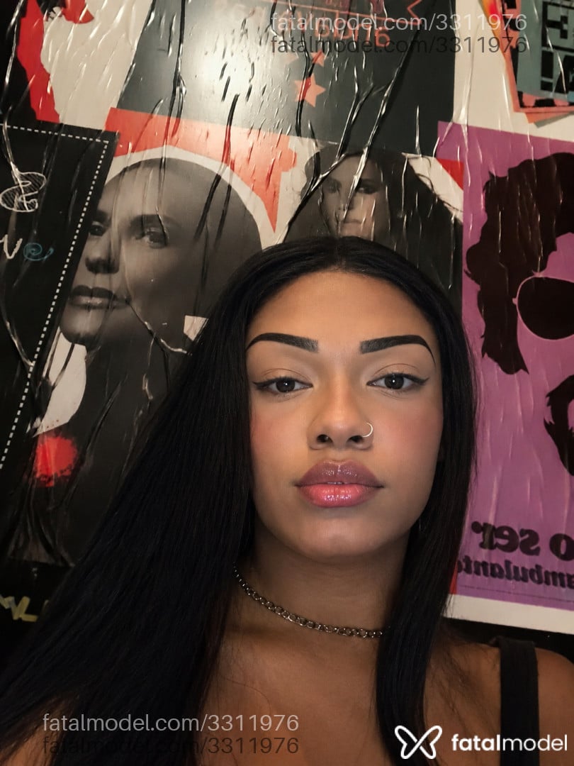 Acompanhante mulher trans morena (o) de olhos castanhos - Bia Silva
