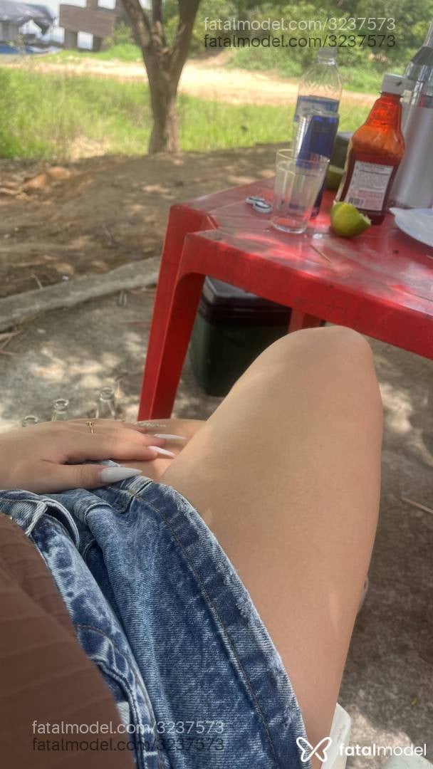 Acompanhante mulher com cabelo castanho de olhos castanhos - Larissa Gouveia