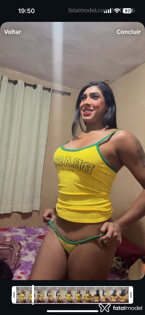 Acompanhante homem trans com cabelo grisalho de olhos pretos - Mariana Miller