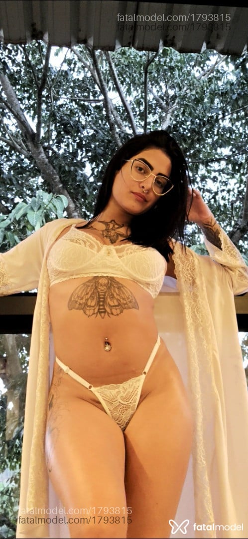 Acompanhante mulher morena (o) de olhos castanhos - Mia Muller