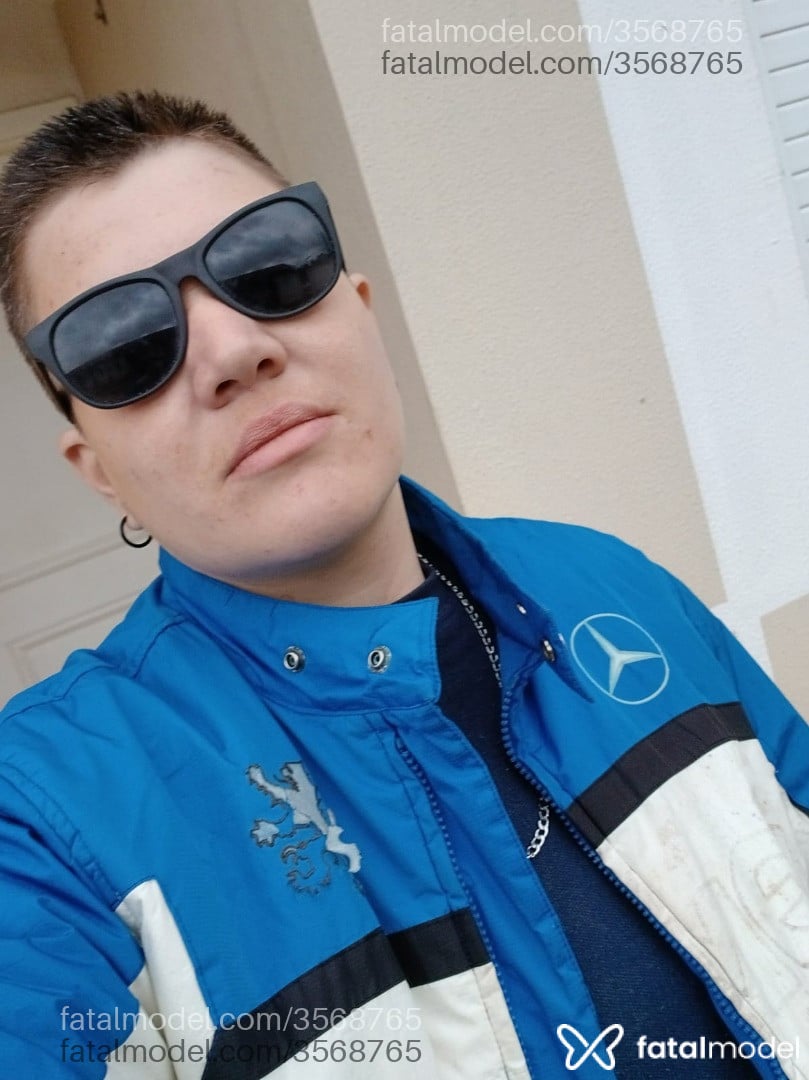 Acompanhante homem trans com cabelo castanho de olhos mel - Alexander