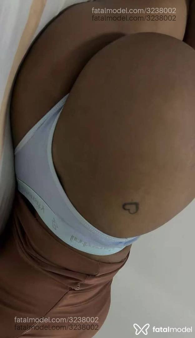 Acompanhante mulher loira (o) de olhos castanhos - Diana