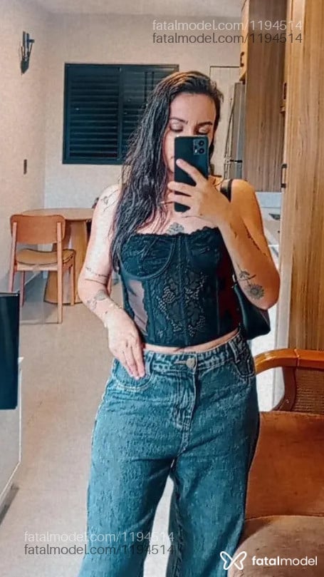 Acompanhante mulher com cabelo castanho de olhos castanhos - Mônica