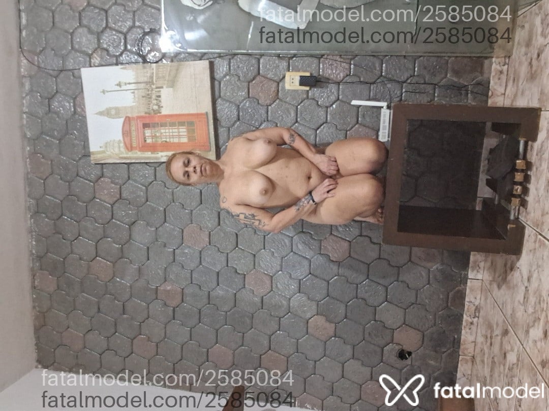 Acompanhante mulher loira (o) de olhos pretos - Maria
