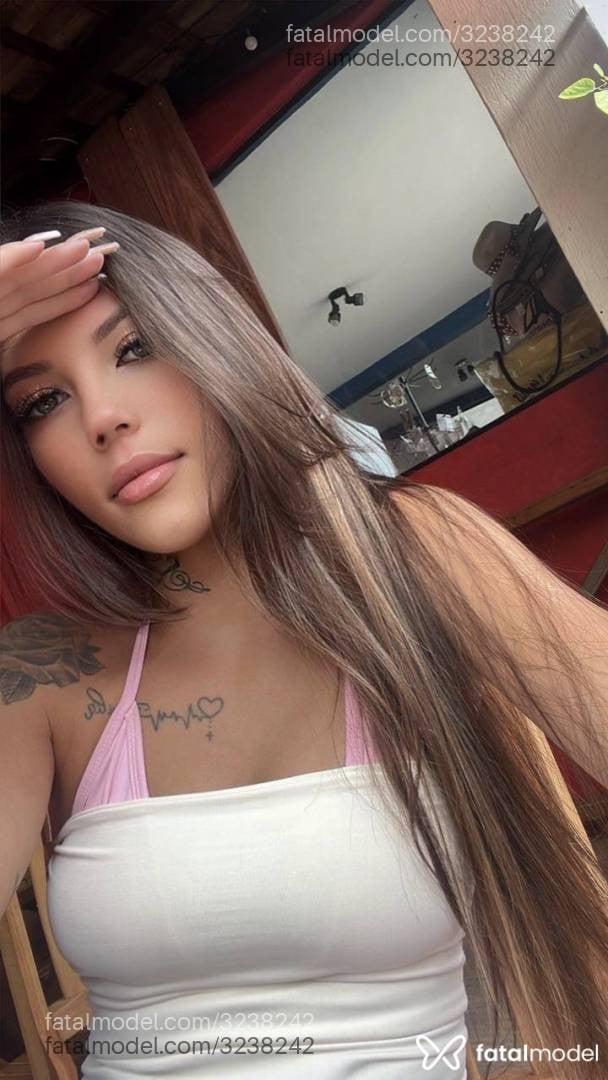 Acompanhante mulher com cabelo castanho de olhos verdes - Lunna Alencar