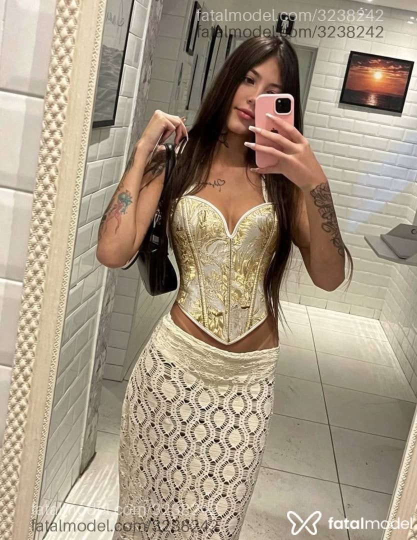 Acompanhante mulher com cabelo castanho de olhos verdes - Lunna Alencar