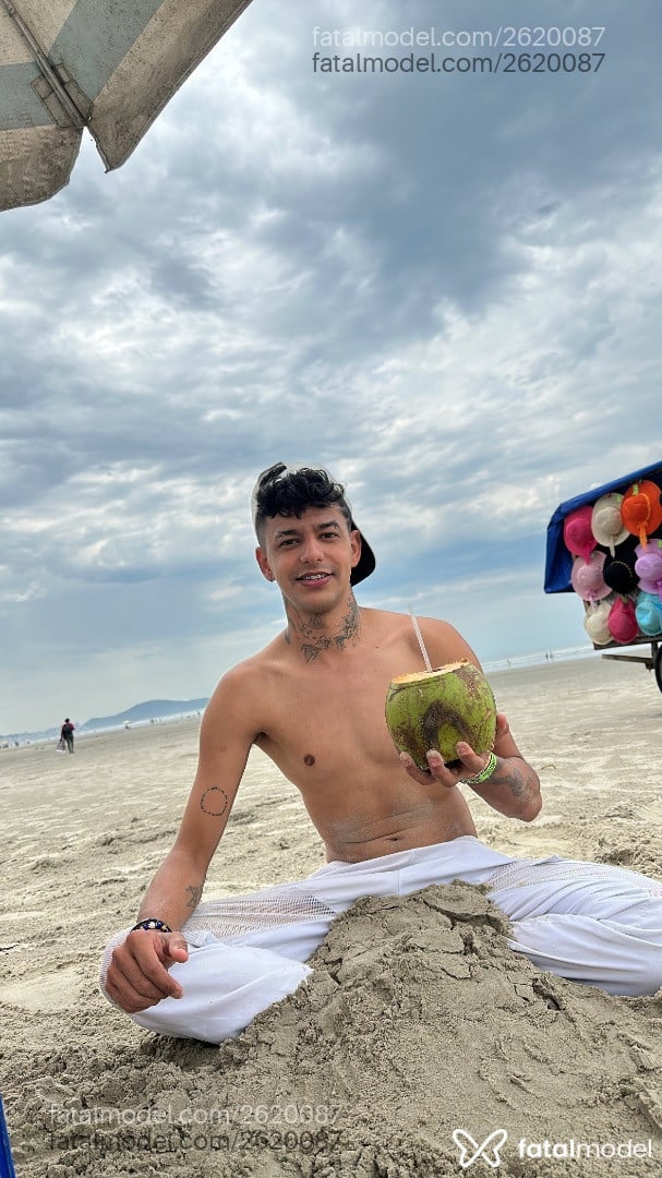 Acompanhante homem com cabelo castanho de olhos mel - Miguel