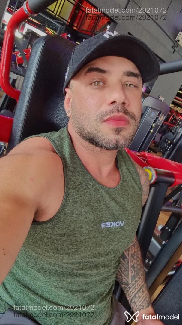 Acompanhante homem sem cabelo de olhos mel - Antonio