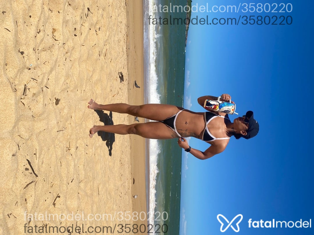 Acompanhante mulher morena (o) de olhos pretos - Larissa