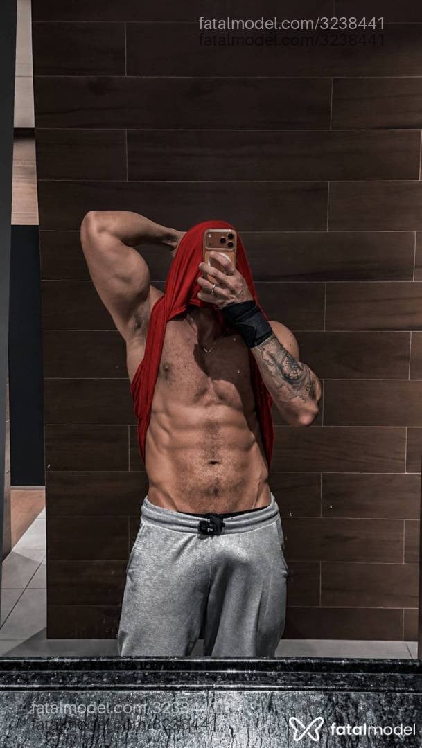Acompanhante homem com cabelo castanho de olhos verdes - Gustavo Henrique