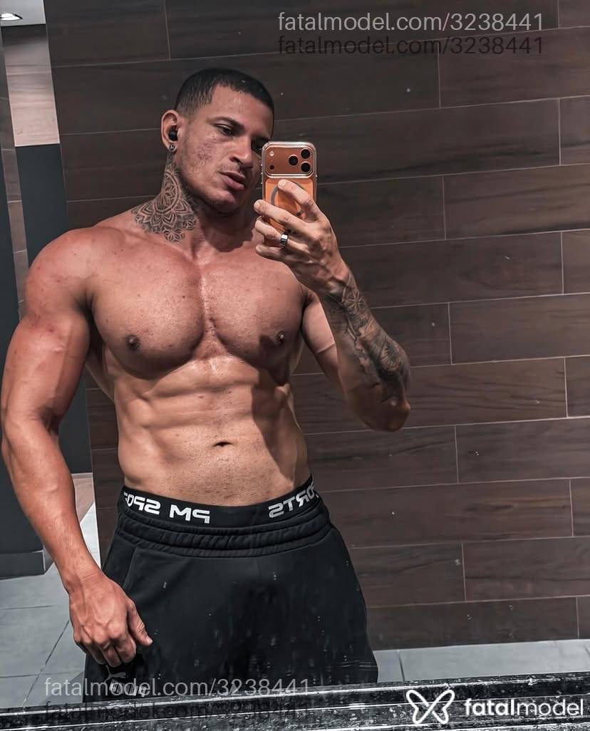 Acompanhante homem com cabelo castanho de olhos verdes em São Paulo - Gustavo Henrique