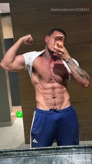 Acompanhante homem com cabelo castanho de olhos verdes em São Paulo - Gustavo Henrique