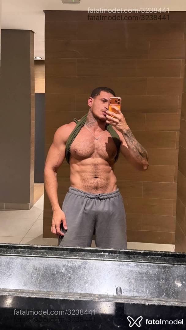 Acompanhante homem com cabelo castanho de olhos verdes - Gustavo Henrique