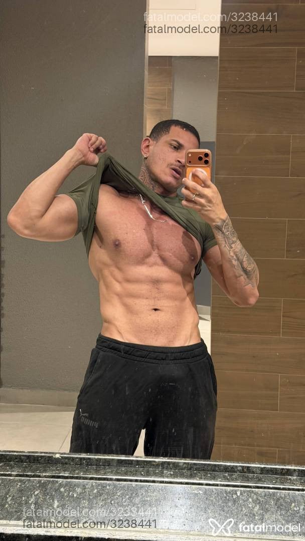 Acompanhante homem com cabelo castanho de olhos verdes - Gustavo Henrique