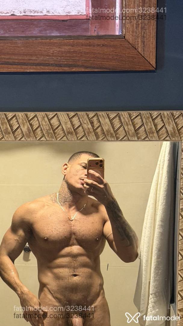 Acompanhante homem com cabelo castanho de olhos verdes - Gustavo Henrique