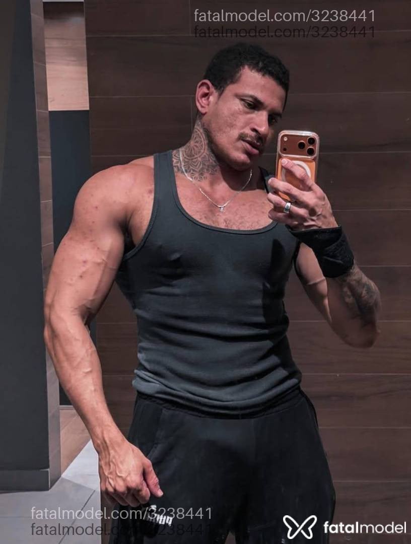 Acompanhante homem com cabelo castanho de olhos verdes em São Paulo - Gustavo Henrique