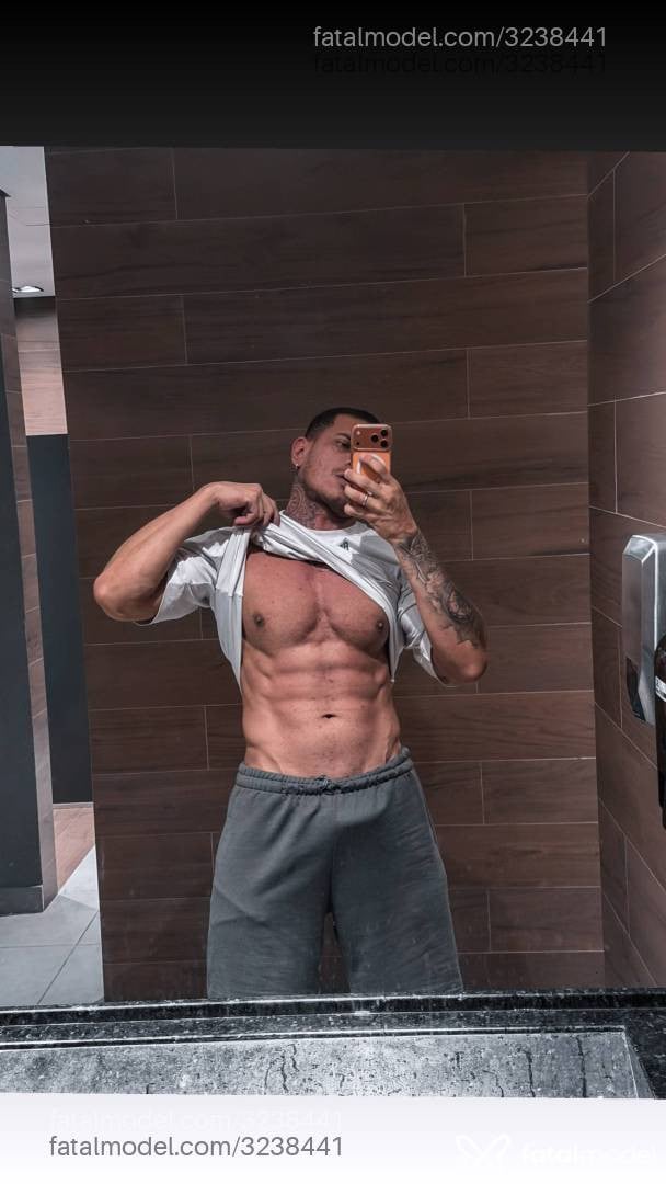 Acompanhante homem com cabelo castanho de olhos verdes - Gustavo Henrique