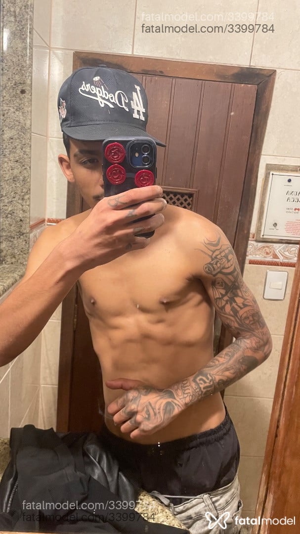 Acompanhante homem com cabelo castanho de olhos pretos - Aladin