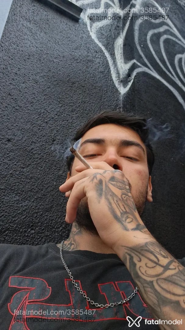 Acompanhante homem morena (o) de olhos pretos - Russo