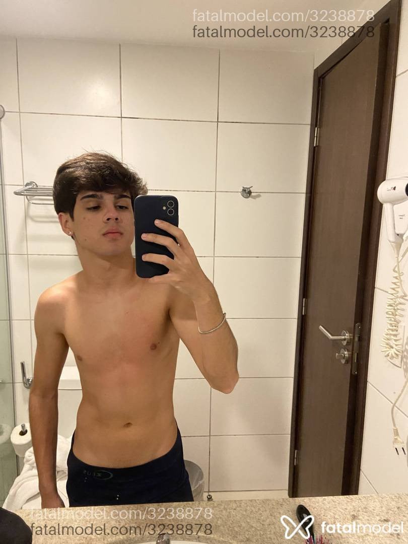 Acompanhante homem com cabelo castanho de olhos castanhos - Ninokowalski