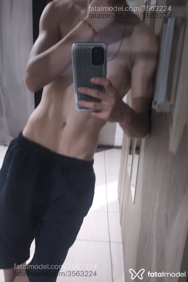 Acompanhante homem trans morena (o) de olhos azuis - Henri