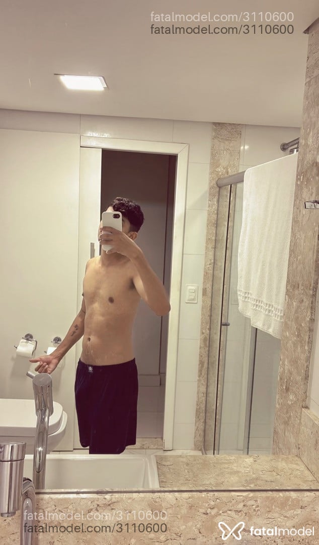 Acompanhante homem com cabelo castanho de olhos pretos - Gio Souza