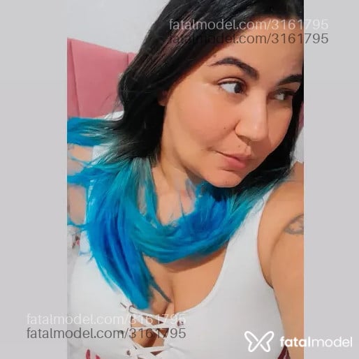 Acompanhante mulher com cabelo colorido de olhos castanhos - Beatriz Sales