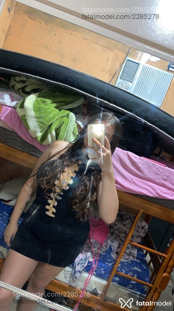 Acompanhante mulher com cabelo castanho de olhos azuis - Jade Leal