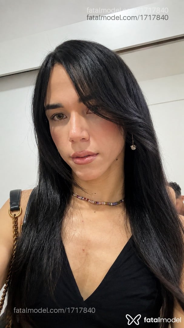 Acompanhante mulher trans com cabelo castanho de olhos pretos - Rubya