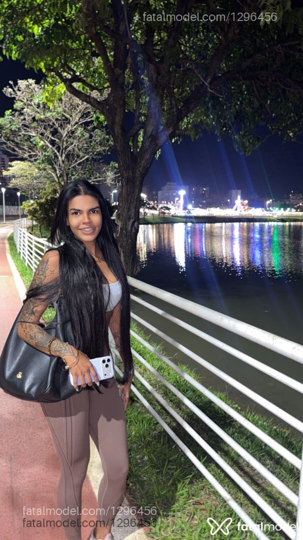 Acompanhante mulher morena (o) de olhos pretos - Maite