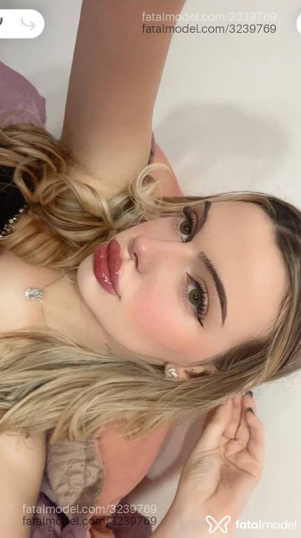 Acompanhante mulher loira (o) de olhos mel - Bella Angel