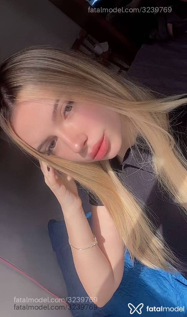 Acompanhante mulher loira (o) de olhos mel - Bella Angel