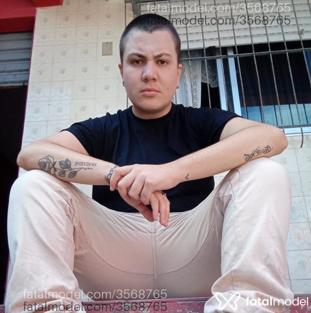 Acompanhante homem trans com cabelo castanho de olhos mel - Alexander