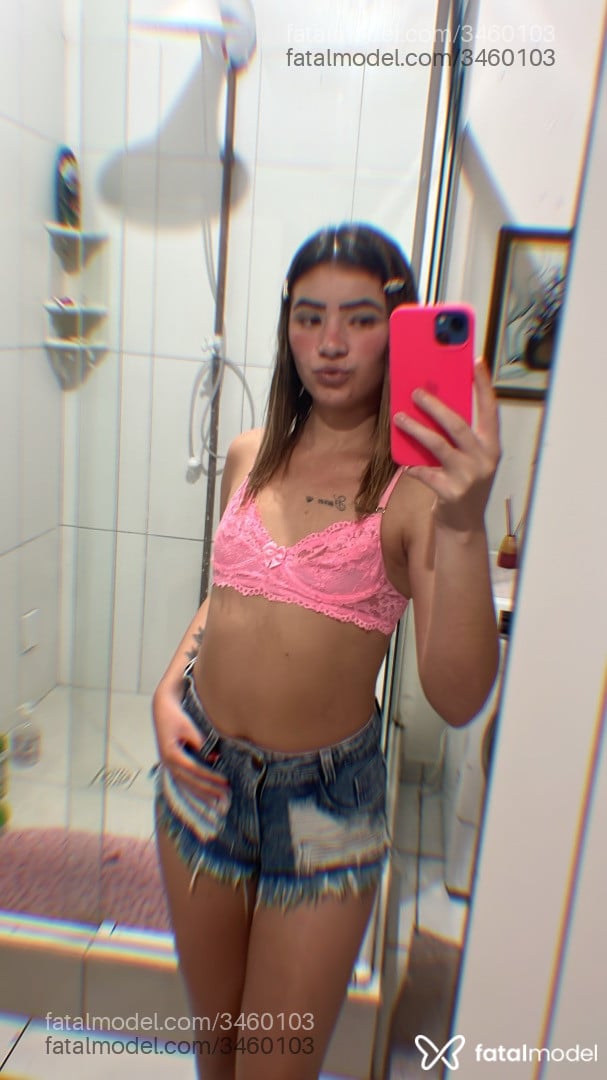Acompanhante mulher loira (o) de olhos pretos - Maria Eduarda