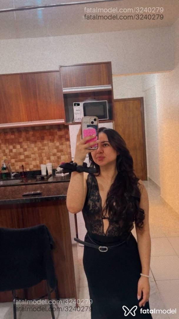 Acompanhante mulher com cabelo castanho de olhos castanhos - Mar Venezuelana
