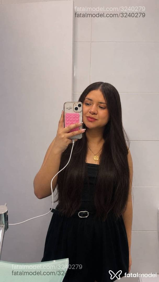 Acompanhante mulher com cabelo castanho de olhos castanhos - Mar Venezuelana