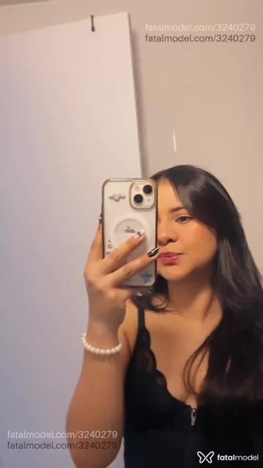 Acompanhante mulher com cabelo castanho de olhos castanhos em Curitiba Acompanhante mulher com cabelo castanho de olhos castanhos em Curitiba - Mar