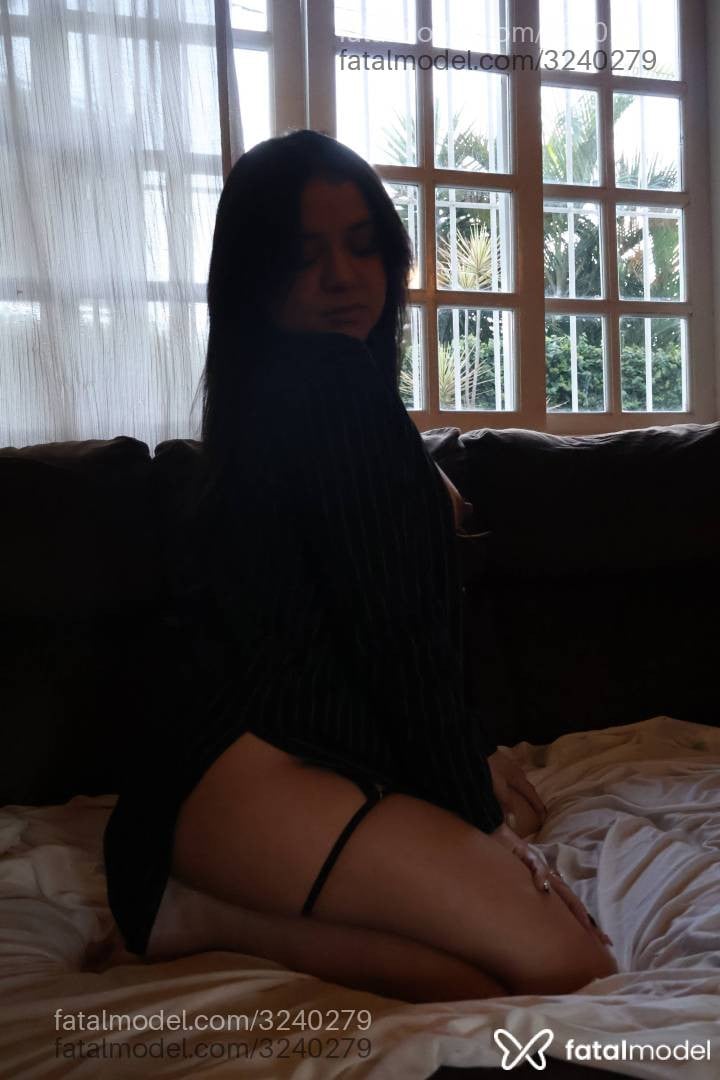 Acompanhante mulher com cabelo castanho de olhos castanhos - Mar Venezuelana