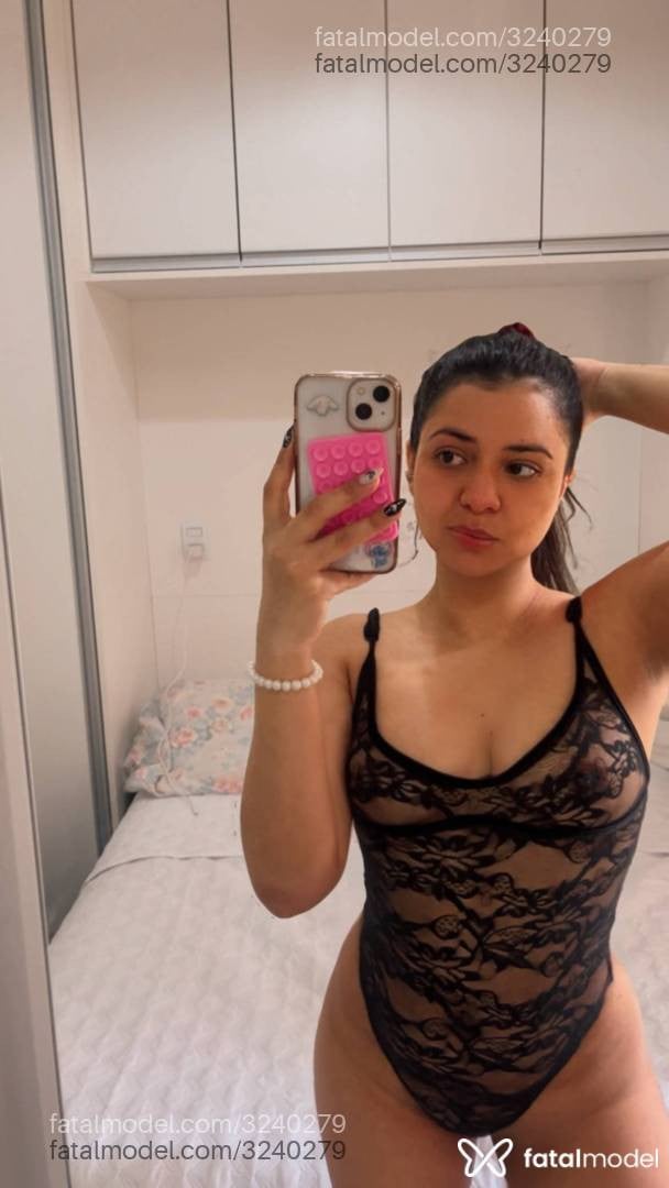 Acompanhante mulher com cabelo castanho de olhos castanhos - Mar Venezuelana