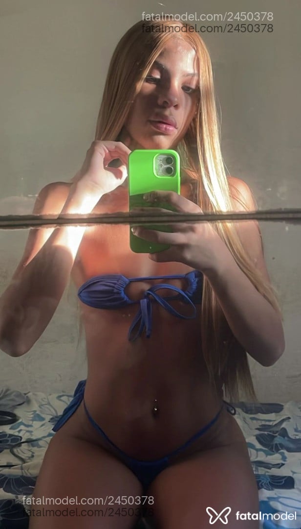 Acompanhante mulher trans com cabelo castanho de olhos castanhos - Ana Vitória