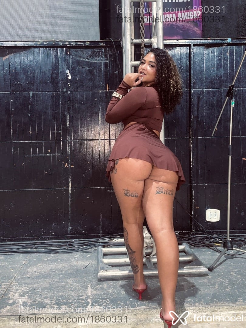 Acompanhante mulher com cabelo castanho de olhos castanhos - Larissa Giulia