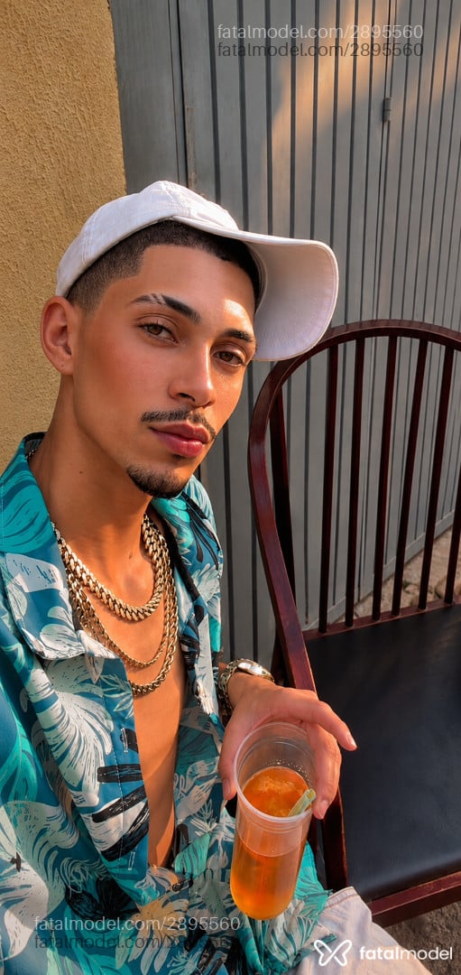 Acompanhante homem com cabelo castanho de olhos castanhos - Alenkar
